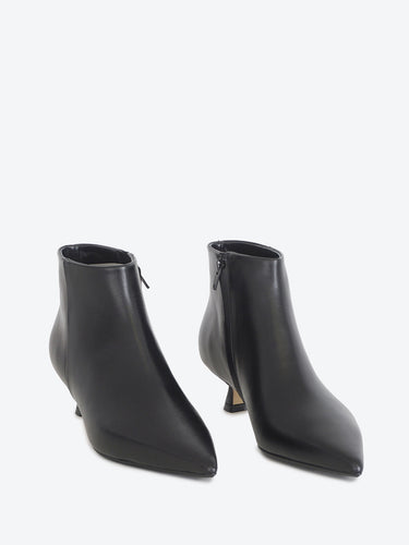 Anna F. tronchetti in pelle nera