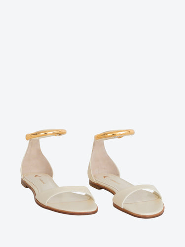 Carrano sandalo flat con accessorio